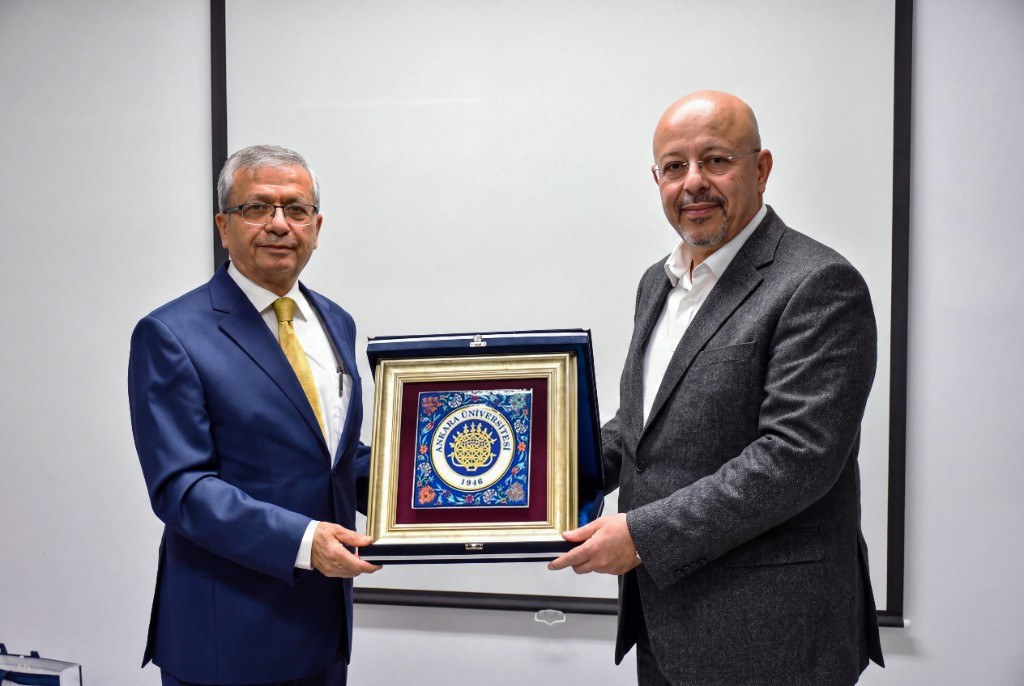 Ankara Üniversitesi plaketi takdimi Egemen Mustafa Şener — Ankara Üniversitesi plaketi